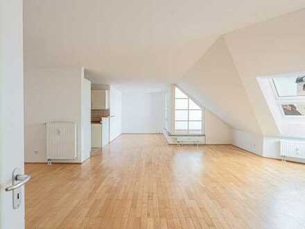 Außergewöhnliche 3-Zimmer-Maisonette-Wohnung mit ausgebauten Dachgeschoß "SchloßEgmating"
