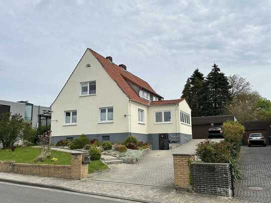 Schöne und sanierte 4-Raum-DG-Wohnung mit Dach Terrasse in Wolfsburg Ehmen