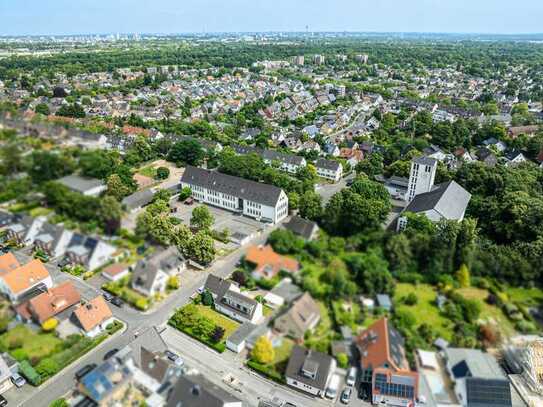 freistehendes Zweifamilienhaus auf großem Eckgrundstück mit Garten sowie zwei Garagen