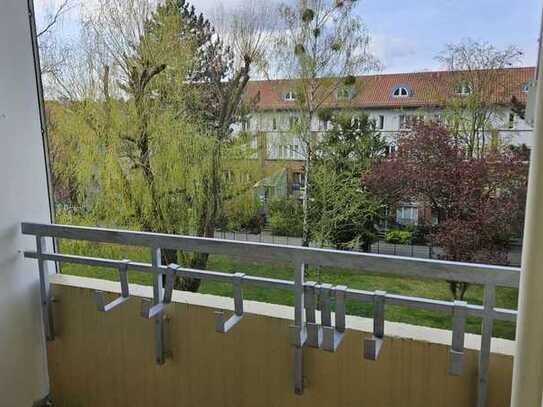 Freie 2-Zi-ETW mit schönem Ausblick von sonniger Loggia + Garagenstellplatz - nahe FU Campus Dahlem