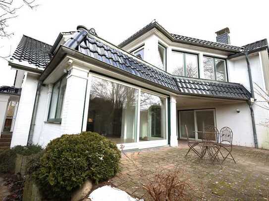 Architekten-Villa mit 7 Zimmen, 3 Vollbädern, 2 Terrassen und neuer Einbauküche