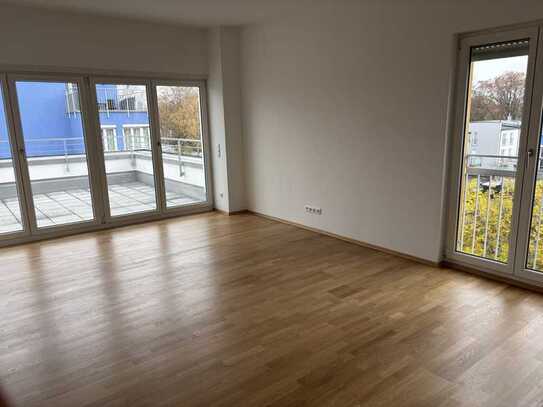 Geschmackvolle, vollst. renovierte 2-Zimmer-Penthouse-Wohnung mit geh. Innenausstattung mit Balkon