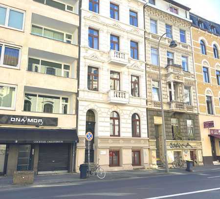 Funktional aufgeteiltes Büro mit sechs Räumen in historischem Altbau