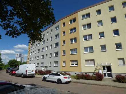 Hell und gut geschnitten - ab 16.06.22 verfügbar, 3 Zi.-DG Whg. mit Laminat und Balkon