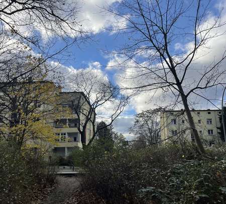 Exklusive, sanierte 2-Zimmer-Wohnung mit Einbauküche in Berlin