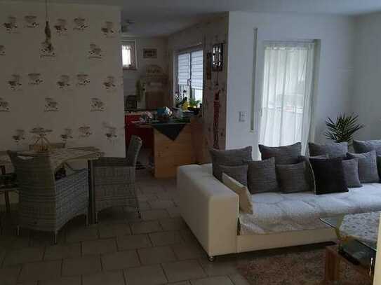 Freundliche 2-Zimmer-Souterrain-Wohnung mit Balkon in St Leon rot