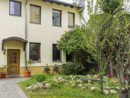 Eigenheimflair in Reinickendorf: Maisonette-Remise mit Stellplatz