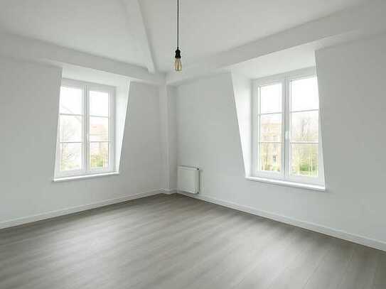 Erstbezug nach Renovierung: 2,5-Zimmer-Dachgeschosswohnung mit TG