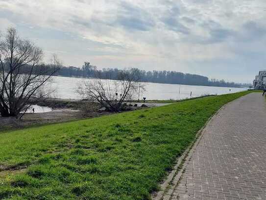 Direkt am Rhein - Neuss-Uedesheim - gepflegte 3-Zimmer-Maisonette-Wohnung mit Südbalkon