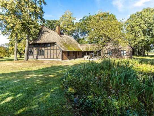 Historisches Reetdach gedecktes Haus in der Nähe des Dümmer Sees