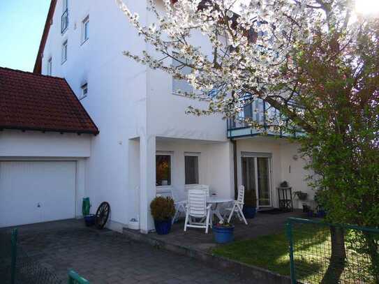Gepflegte 4-Raum-Maisonette-Wohnung mit Balkon und Einbauküche in Rödermark
