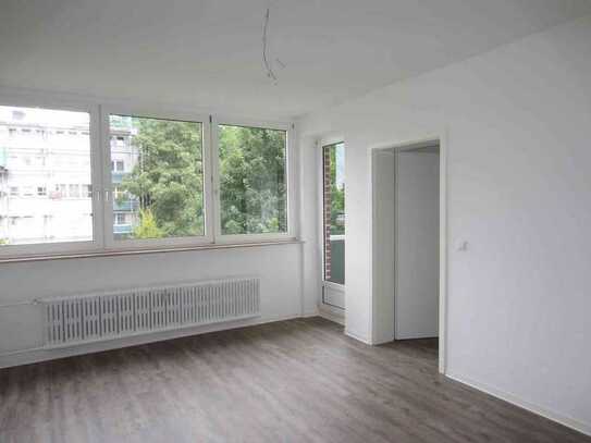 Was will man mehr? Renovierte 2-Zimmer Wohnung mit Balkon und Blick ins Grüne!
