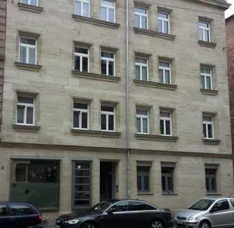 Geschmackvolle und geräumige Terrassenwohnung und Einbauküche in Nürnberg