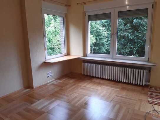 Ansprechende 2-Zimmer-Hochparterre-Wohnung mit Wannenbad (Fenster) und kleiner, privater Loggia