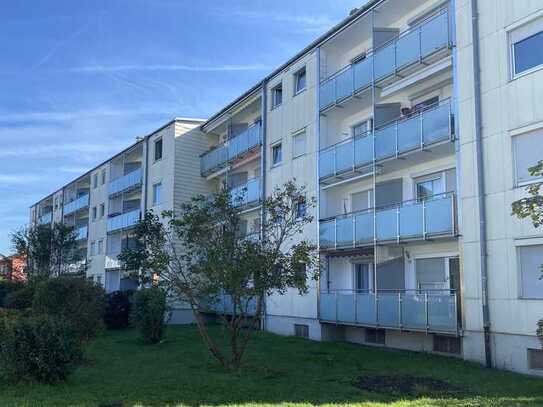 Gut geschnittene Hochparterre-Zimmer-Wohnung mit Loggia