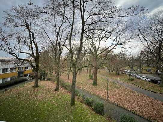 Gepflegte 3 Zimmer + Balkon - Blick ins Grüne - Parkplatz möglich