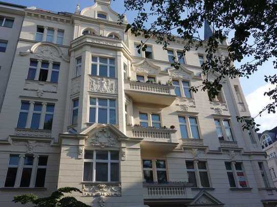 TRAUMHAFT SCHÖNER ALTBAU 4 ZI. MIT BALKON IN TOLLEM STUCKALTBAU DICHT VIKTORIA-LUISE PLATZ