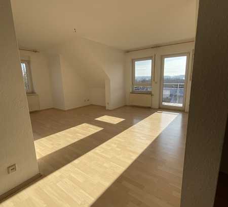 helle 2 Zimmer Wohnung mit Küche, Balkon, Keller und TG-Parkplatz