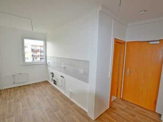 offene Küche, neu sanierte 3-Raum-Wohnung mit BW und Balkon! Bezug ab 17.06.24 möglich!