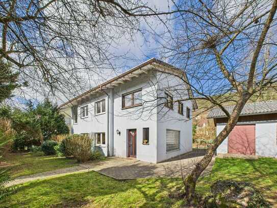 Renoviertes Einfamilienhaus mit großem Garten und PV-Anlage