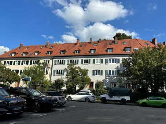 Exklusive, sanierte 4-Zimmer-Erdgeschosswohnung mit Balkon und EBK in München