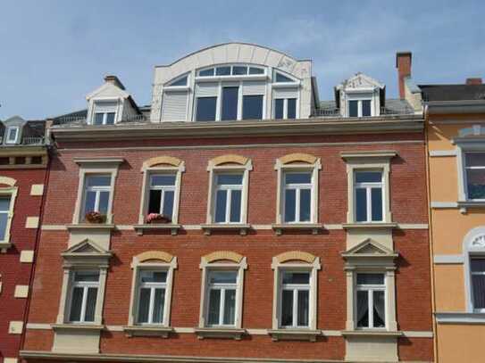 Schöne 3-4 Zimmer Wohnung mit Einbauküche und Balkon, in zentraler Lage in Hof