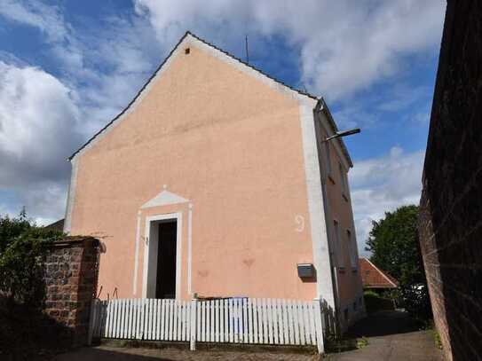 Einfamilienhaus mit kleinem Garten.