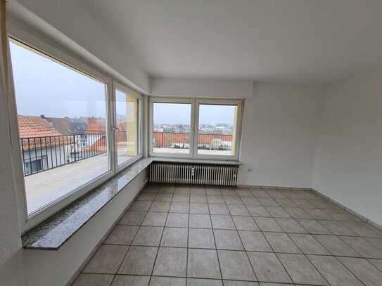 Frisch renovierte 2-ZKB-Dachgeschosswohnung mit Balkon & Ausblick