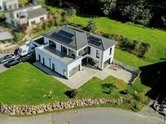 Zeit zum Entspannen: Offen gestaltetes Architektenhaus in Südlage, naturnah, Sonnenterrassen, Garage