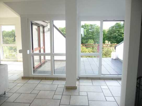 Lichtdurchflutete Maisonettewohnung mit Terrasse und Balkon im Neusässer Schmutterpark