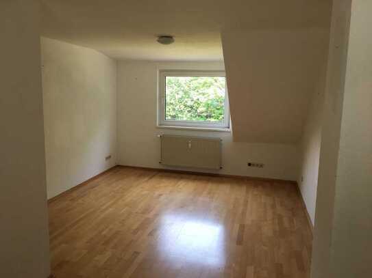 Süße Dachgeschoßwohnung mit Blick im Grünen