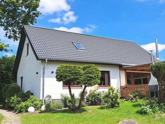 Bungalow mit ausgebautem Dachgeschoss und Keller in Sackgassenend- und Feldrandlage in Groß Niendorf