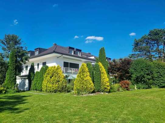 Erstbezug nach Renovierung -DG-Wohnung mit Terrasse und Aufzug am Kobel