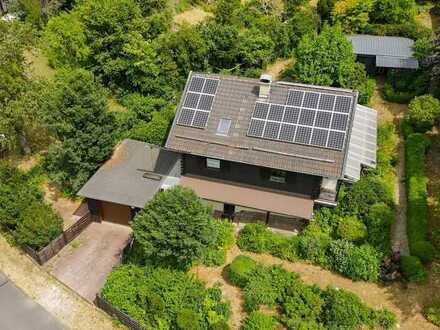 RESERVIERT: Die grüne Immobilie! CO²-neutrales Holzhaus mit sonniger, verwunschener Gartenanlage