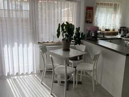 vollständig renovierte 2-Zimmer-Hochparterre-Wohnung mit Terrasse
