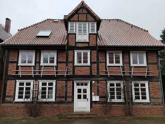 Fachwerkhaus aus zweiseitig erschlossenem Grundstück mit Garagen & Nebengebäuden in Schnackenburg
