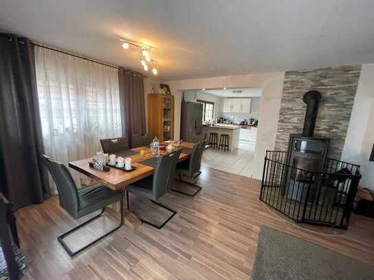 Modernisierte 4-Zimmer-Maisonette-Wohnung mit Holzofen & Einbauküche