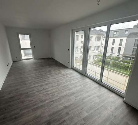 Neubau Erstbezug mit Balkon, Aufzug, Stellplatz