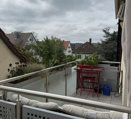 Modernisierte 3-Raum-Dachgeschosswohnung mit Balkon und Einbauküche in Stuttgart-Untertürkheim