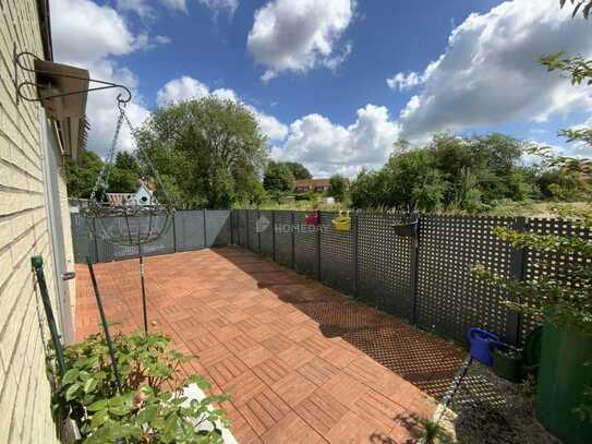 Großzügige 3-Zimmer-Wohnung mit überdachter Loggia und Terrasse, eigenem Garten und 2 Garagen