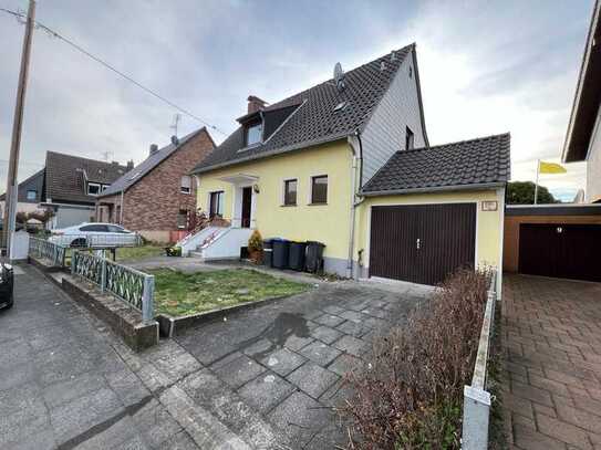 Schönes Einfamilienhaus mit fünf Zimmern und EBK in Godorf, Köln