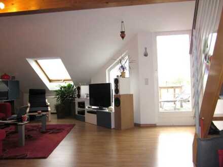 In Hirschberg: Gepflegte Dachgeschosswohnung mit dreieinhalb Zimmern und Balkon