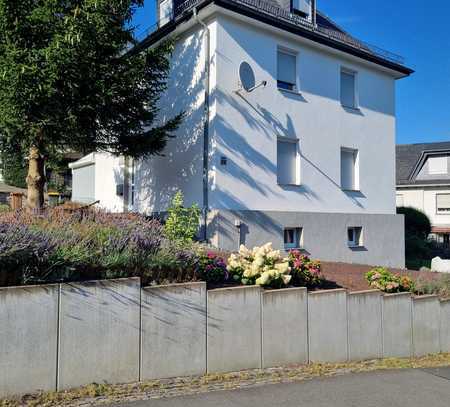 Gepflegtes Ein-/ Zweifamilienhaus mit großem Garten in guter Lage nahe Siegen