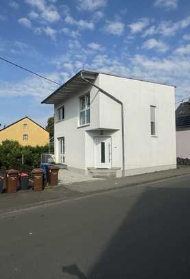 Einfamilienhaus mit Einliegerwohnung in Hofheim-Wallau