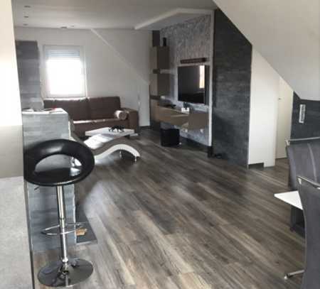 Ansprechende und vollst. renovierte 3-Zimmer-Penthouse-Wohnung mit lux. Innenausstattung mit EBK