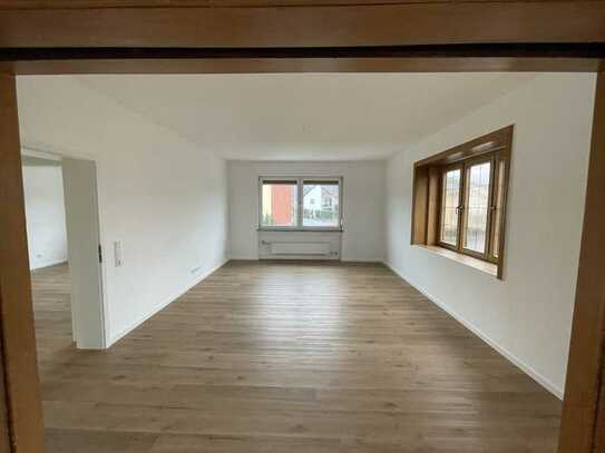 Traumhafte 3 Zimmer Wohnung mit Luxus EBK, neuem Bad, großen Balkon, Keller & Klimaanlage