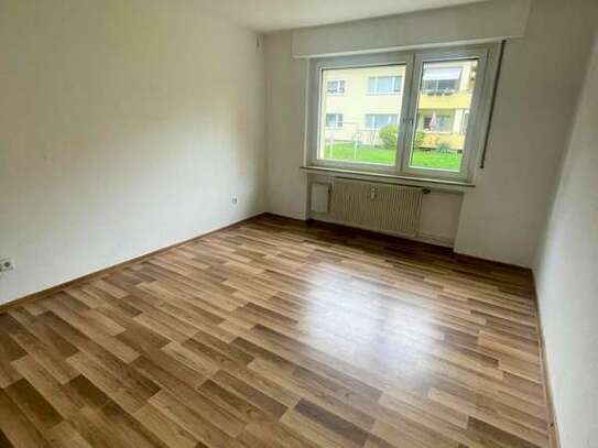 Helle 2-Zimmer-Wohnung mit Badewanne, Einbauküche und PKW-Stellplatz in Köln-Wahn