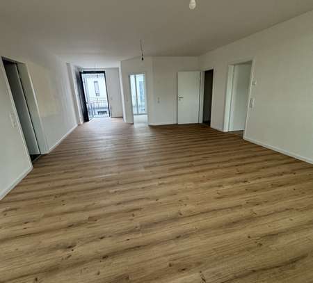 Erstbezug nach Sanierung: schöne 3-Zimmer-Wohnung mit Einbauküche und Balkon in Neustadt