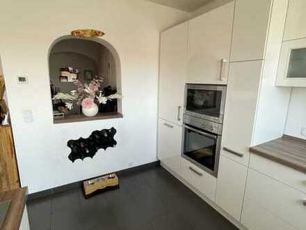 Gepflegte Wohnung mit drei Zimmern sowie Balkon und Einbauküche in Lampertheim