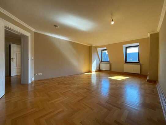 **3-R-Dachgeschoßwohnung mit Massivparkett in Gründerzeithaus - TOP-Innenstadtlage **